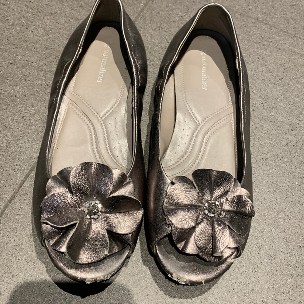 Naturalizer size 8 open toe shoes comfy
